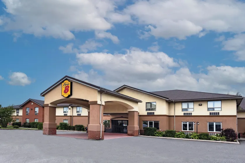 Super 8 by Wyndham Cornwall ON - Image 1