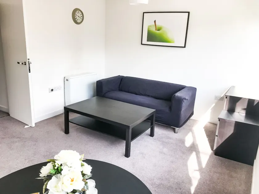 Entire 2 Bedroom Flat Next to Kings College - Image 1
