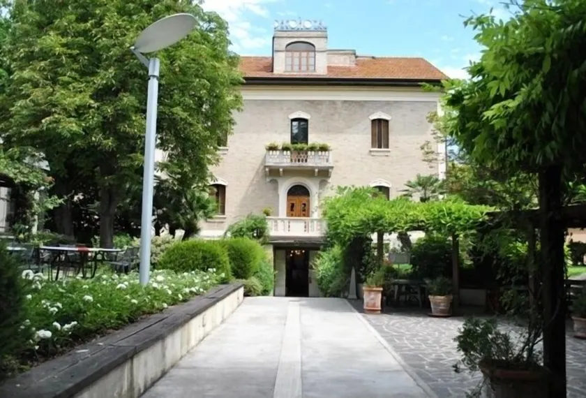 Deco Hotel - Image 1