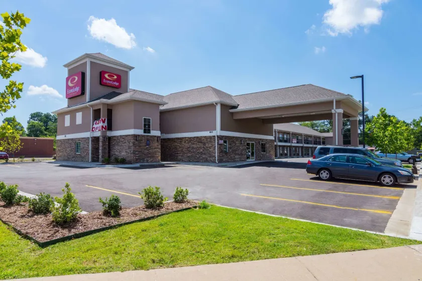 Econo Lodge Inn & Suites North Little Rock near Riverfront - Image 1