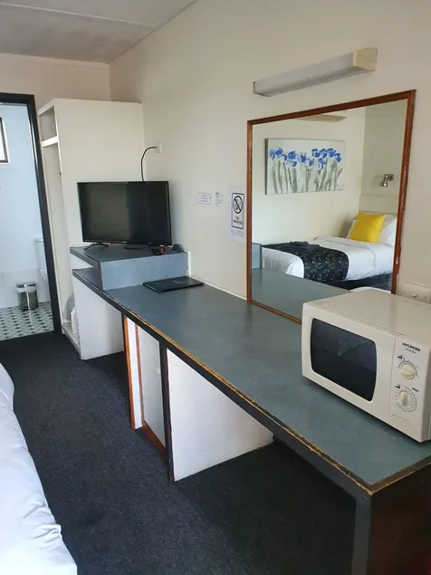 Budget on the Lake - Interior entrance