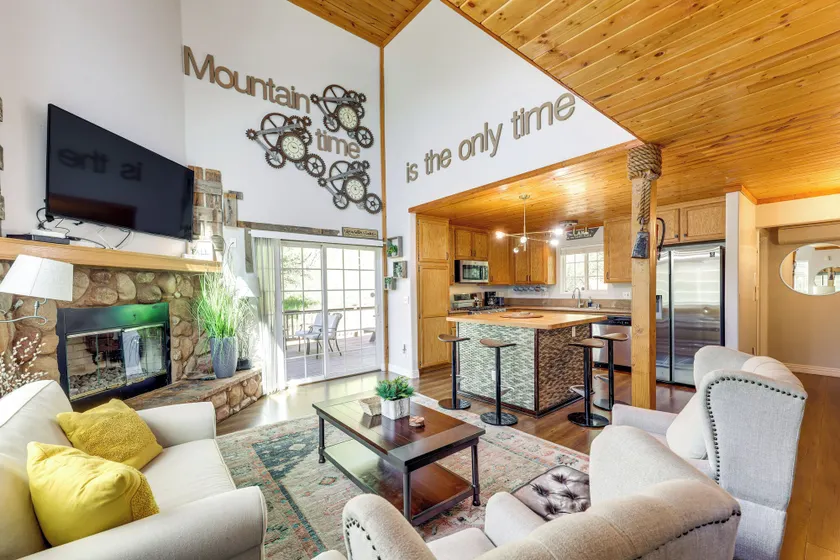 Remodeled Crestline Retreat: Walk to Lake Gregory! - Oppholdsområde