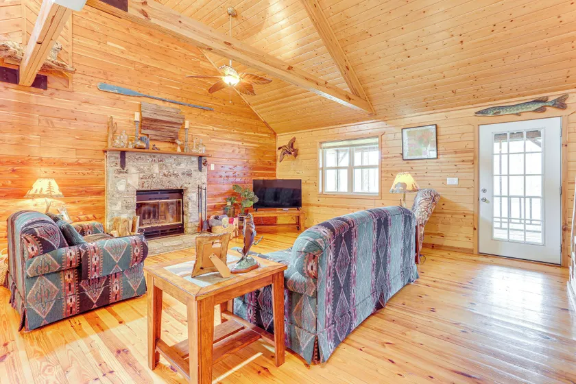 Fire Pit, Screened Deck: Riverfront Ozarks Cabin! - Innvendig
