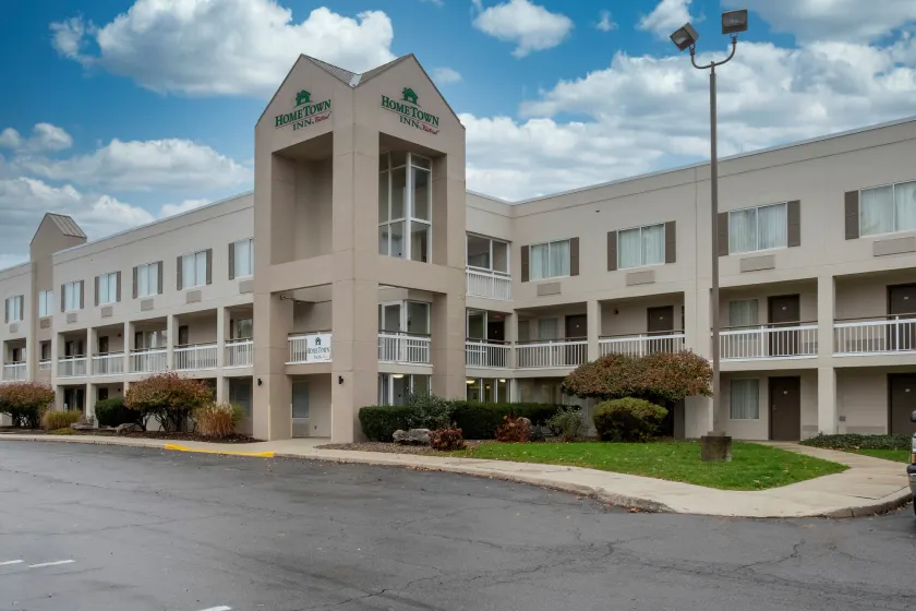 HomeTown Inn by Red Roof East Syracuse - Image 1