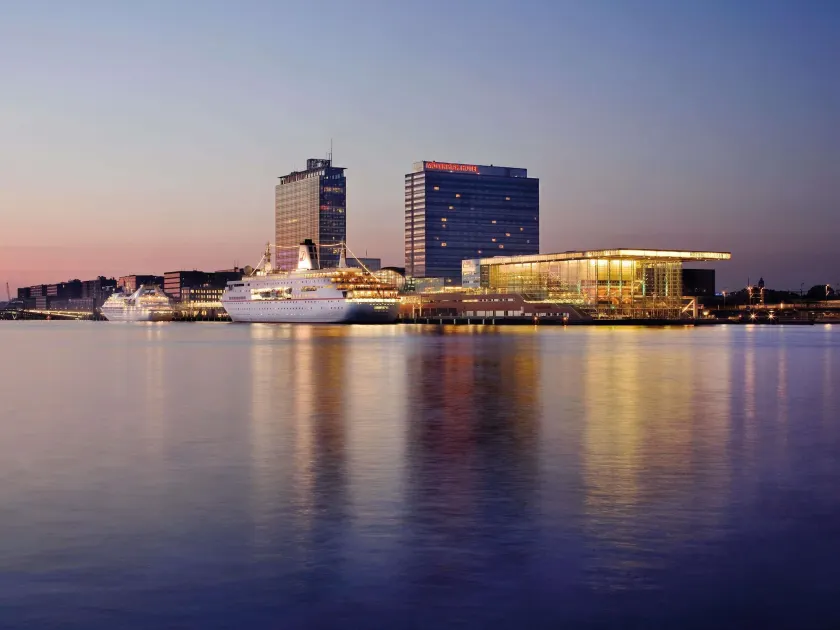 Mövenpick Hotel Amsterdam City Centre - Image 1