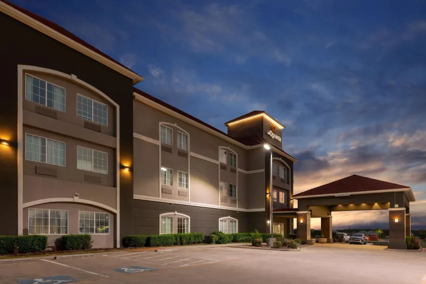 La Quinta by Wyndham Bridgeport - Image 1