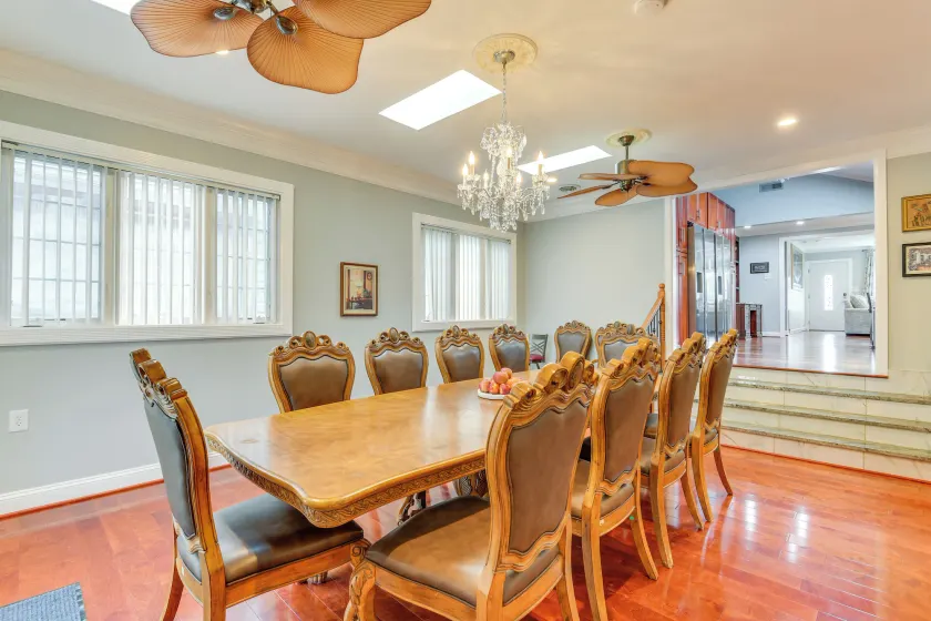 Spacious Home w/ Tranquil Patio ~ 29 Mi to DC! - Innvendig