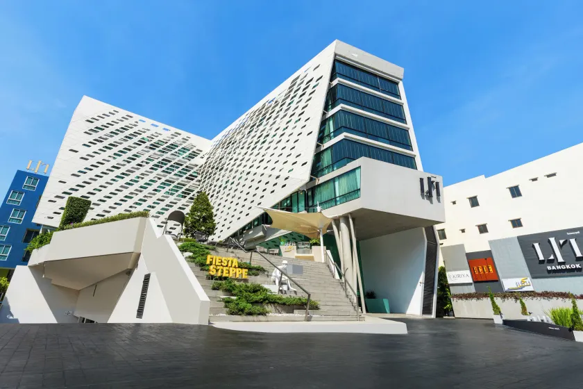 LiT BANGKOK Hotel - Image 1