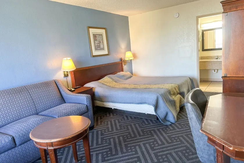 Super Inn & Suites by OYO Milledgeville - Image 1