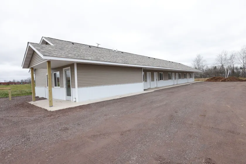 Bears Den Motel - Image 1