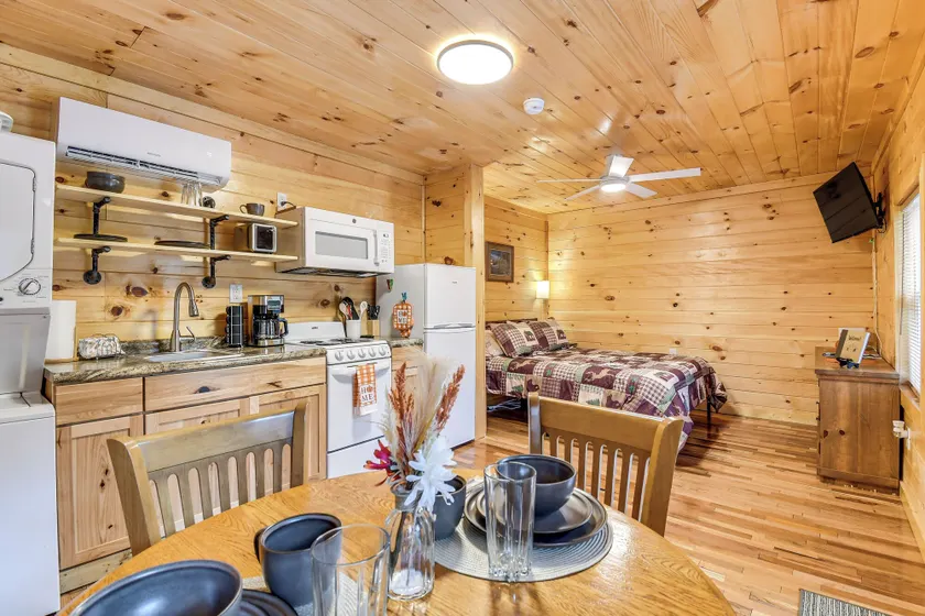 Hudsons Hideaway Cabin on Creek in Beattyville! - Image 1