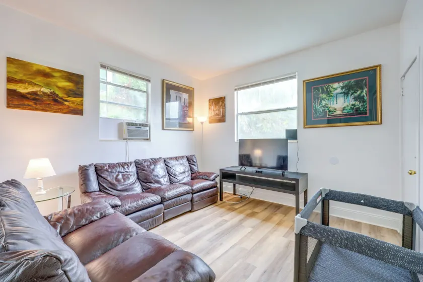 Walk to Food & Art: Condo in Historic Riverside - Image 1