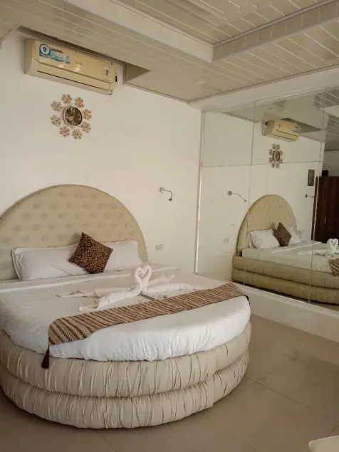Pilot Hotel - Image 1