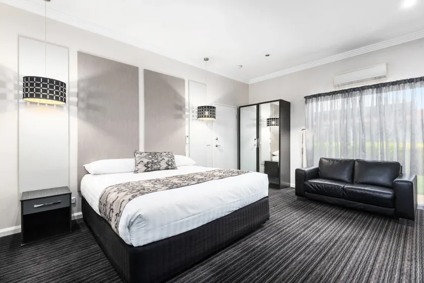 Comfort Inn Deakin Palms - Image 1