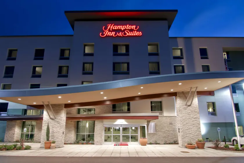 Hampton Inn & Suites Bellevue Downtown-Seattle - Image 1
