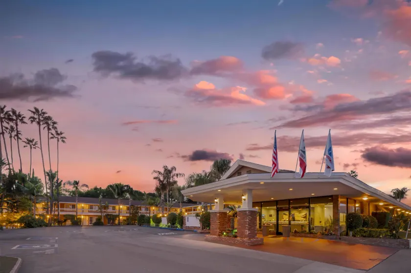 Best Western Plus Carriage Inn - Image 1