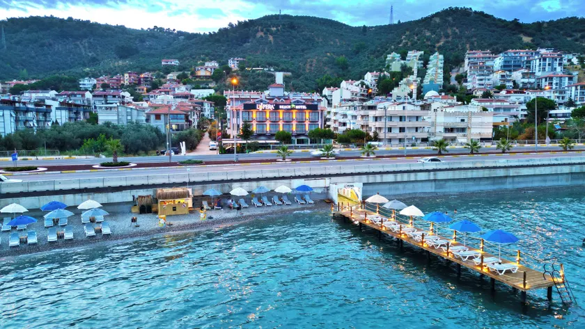 Lopera Beach Hotel - Image 1