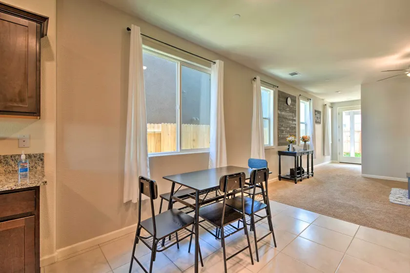 4 Mi to City Center: Family-Friendly Retreat! - Interiör