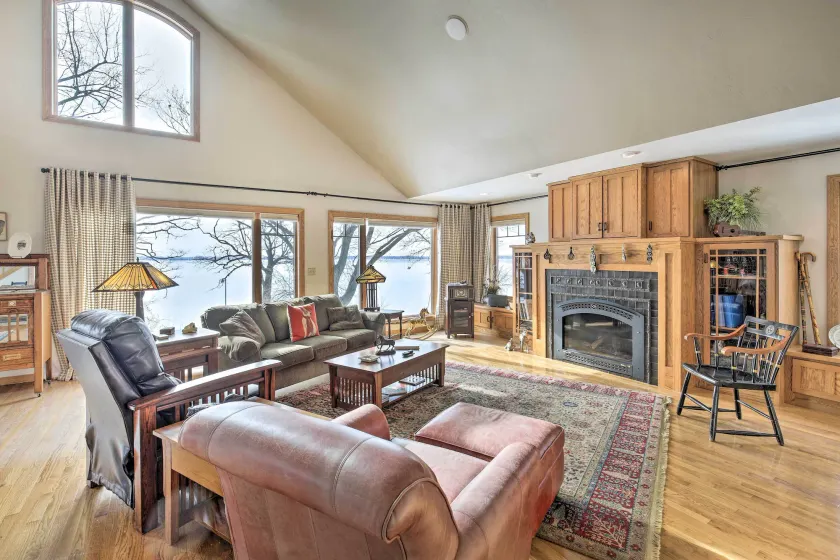 Pet-friendly Family Home Situated on Green Lake! - Image 1