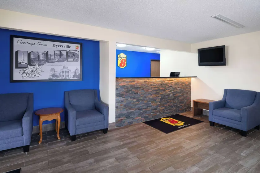 Super 8 by Wyndham Dyersville - Image 1