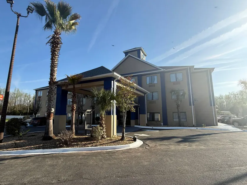 Clarion Pointe Jesup - Image 1