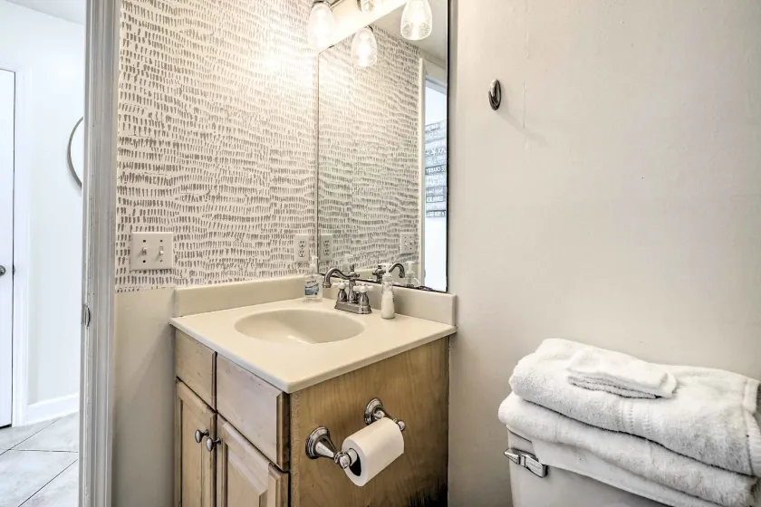 Coastal Condo w/ Pool Access - Steps to Beach - Interior