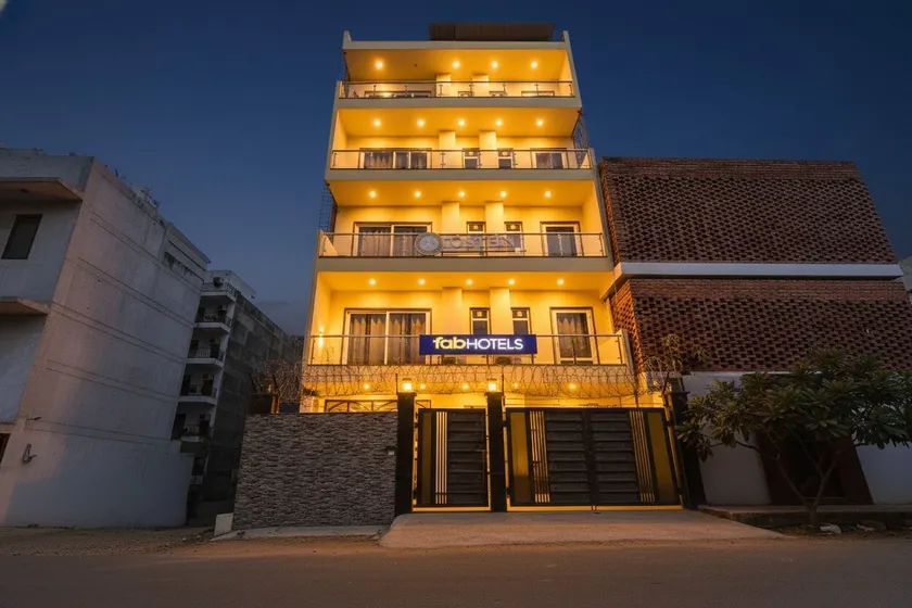 Fabhotel Ostan Stayz - Image 1