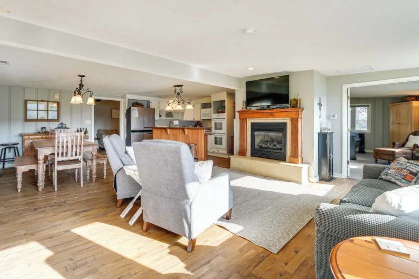 Cozy Table Rock Lake 'boathouse' w/ Pool Access - Image 1