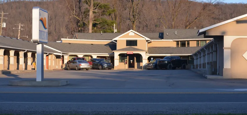 Travelers Inn - Image 1