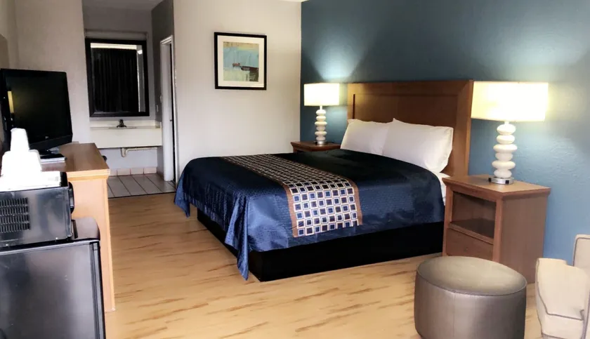 Relax Inn Savannah - Image 1