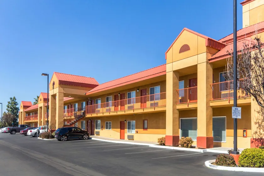 Quality Inn Fresno Near University - Image 1