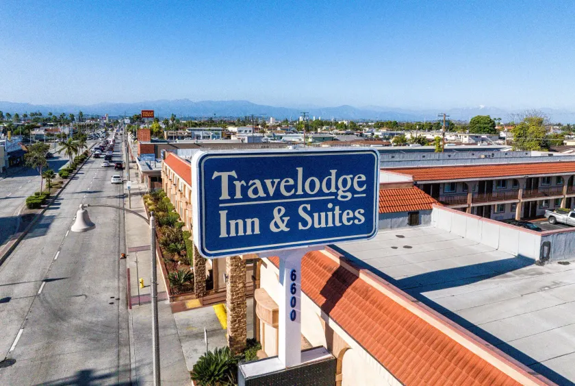 Travelodge Inn & Suites by Wyndham Bell Los Angeles Area - Image 1