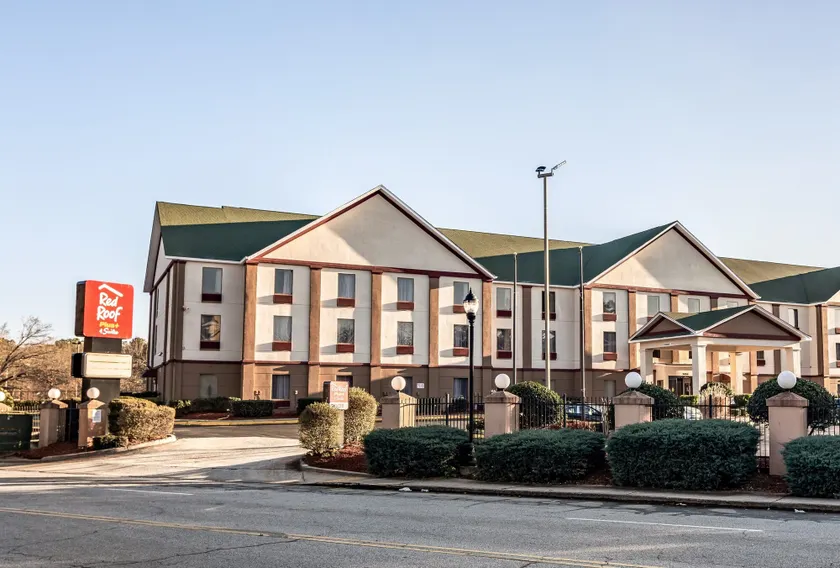 Red Roof PLUS+ & Suites Atlanta Airport South - Image 1