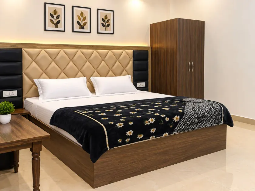 Hotel The Royal Crown - Image 1