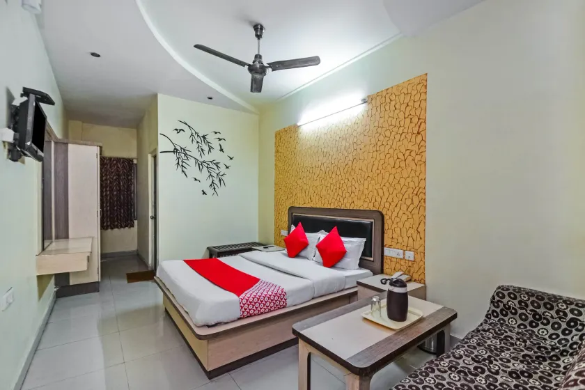 OYO 2722 Hotel Prince - Image 1