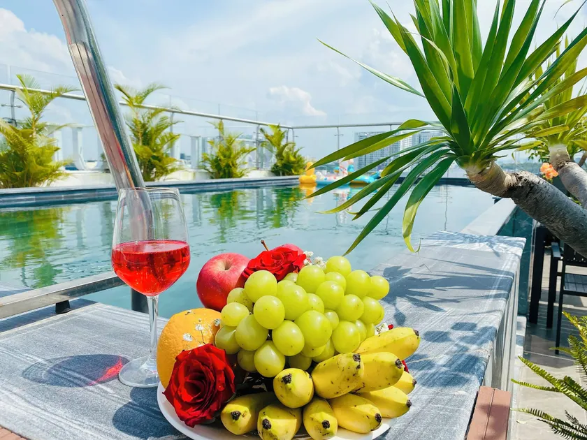 Hera Luxury Hotel - Image 1