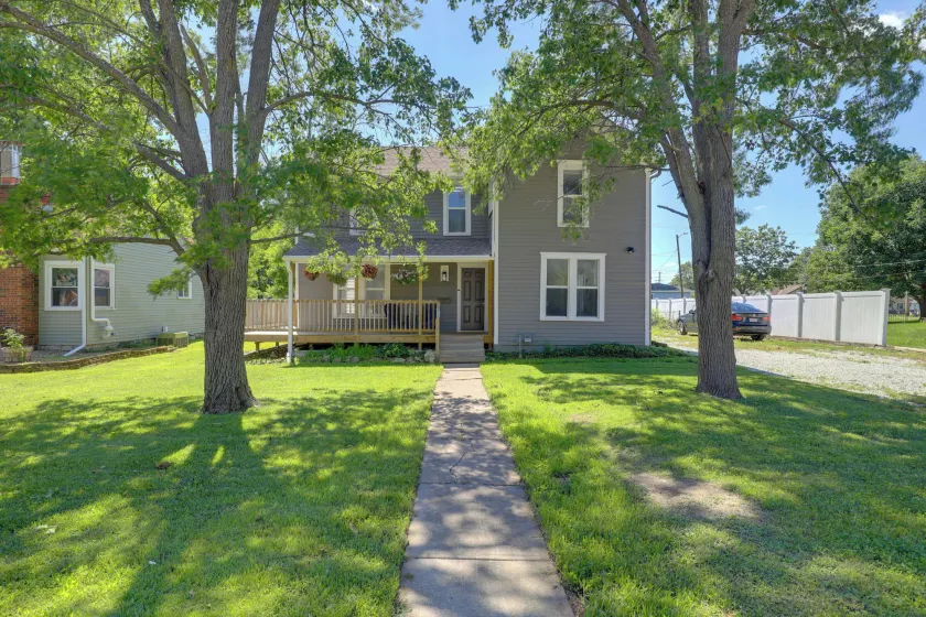 Charming Home, Walkable to Downtown Lee's Summit - Image 1