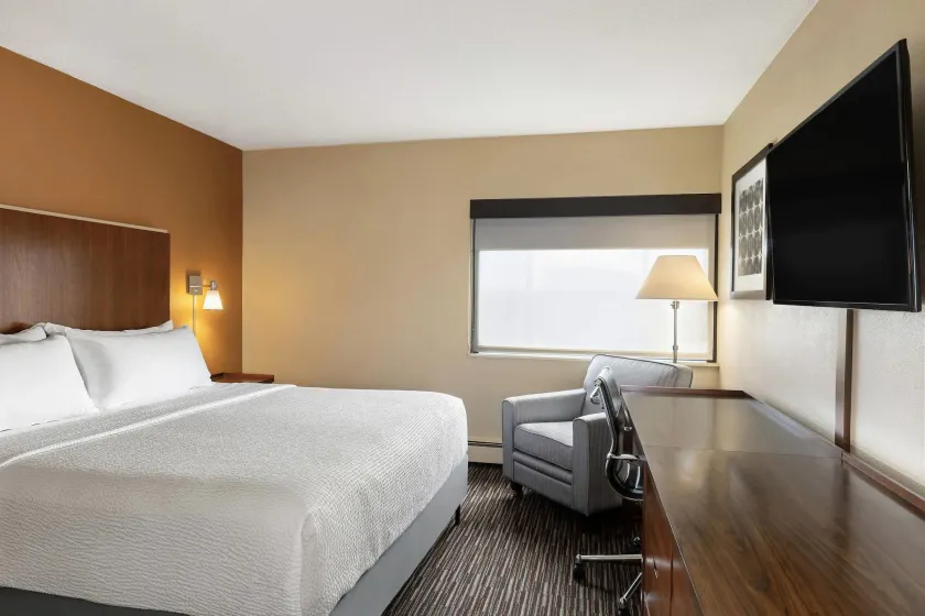 Royle Hotel Milwaukee Airport - Image 1