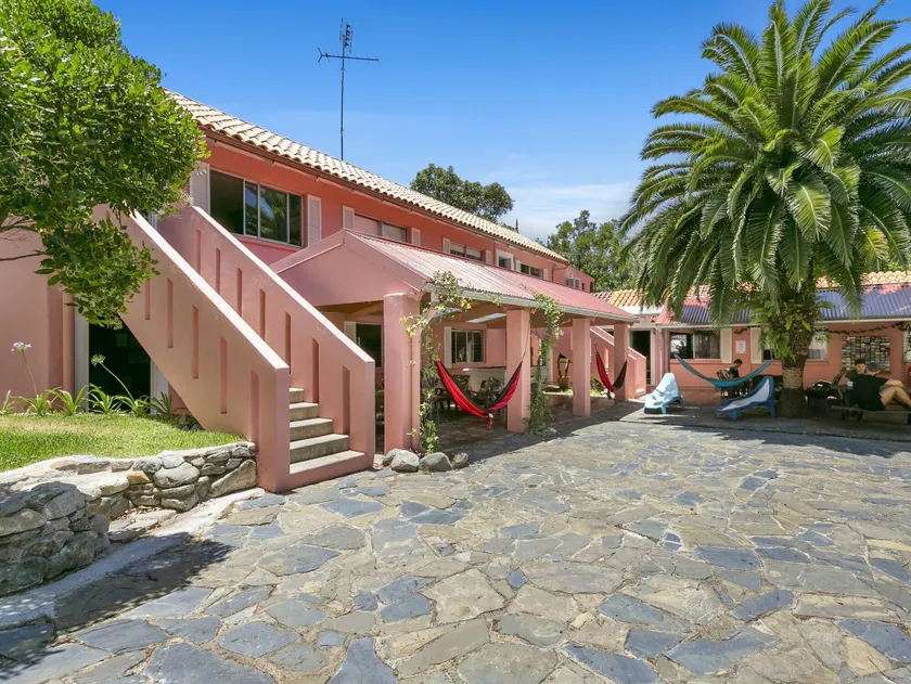 Dolphins Beach House - Hostel - Image 1