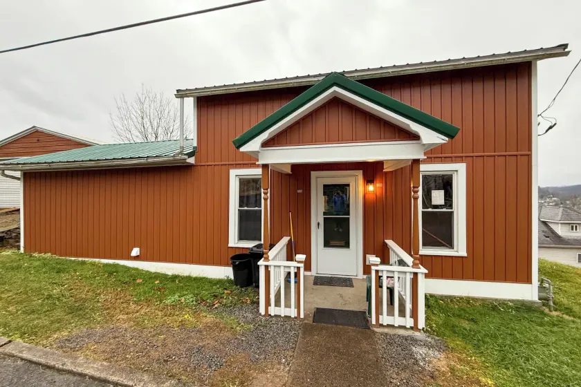Walk to Main Street! Cozy Grafton Cottage - Image 1