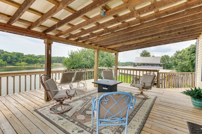 Tennessee River Retreat: Multi-level Deck & Views - Image 1