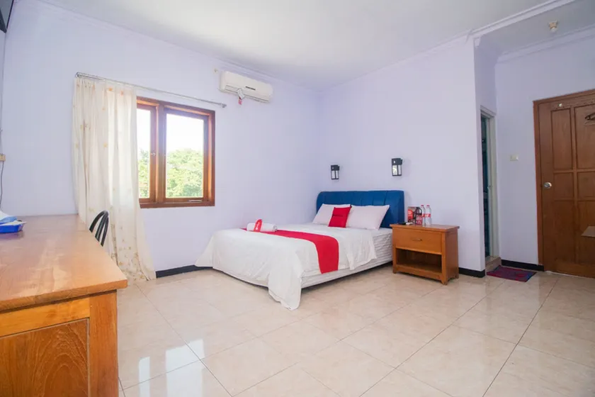 RedDoorz near Pantai Boom - Image 1