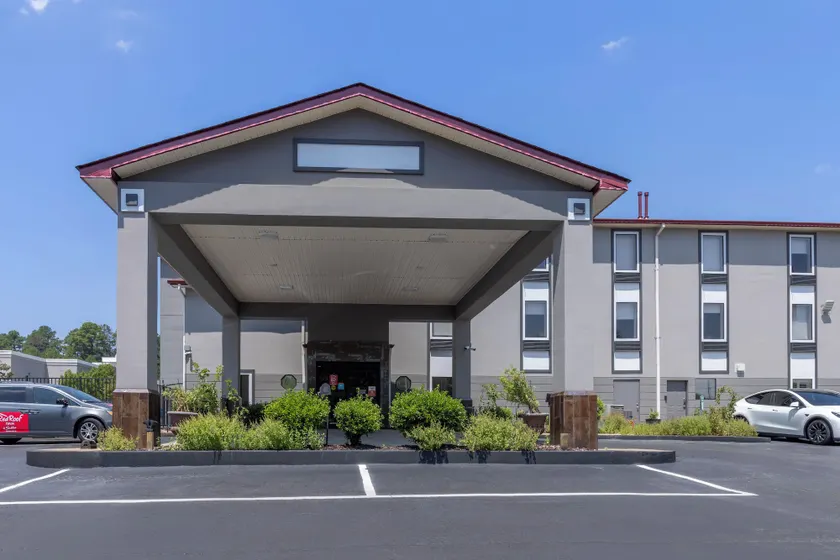 Red Roof Inn & Suites Clinton, MS - Image 1