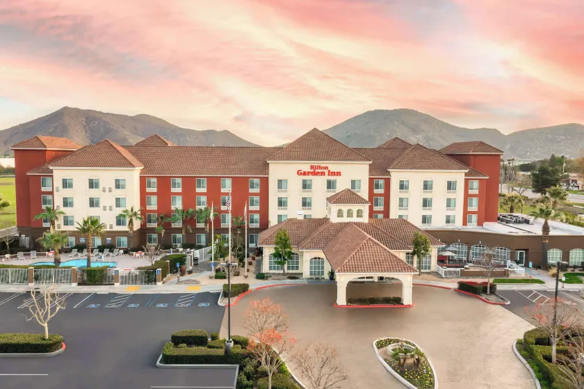 Hilton Garden Inn Fontana - Image 1