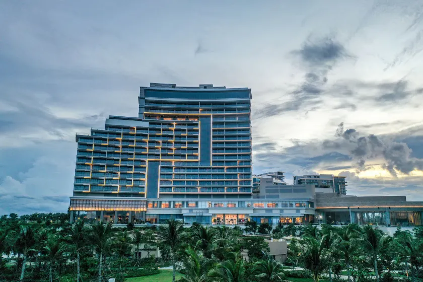 Hoiana Hotel & Suites - Image 1