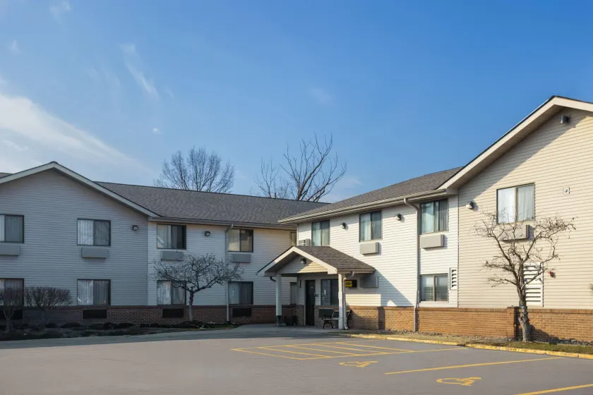Super 8 by Wyndham Mentor/Cleveland Area - Image 1