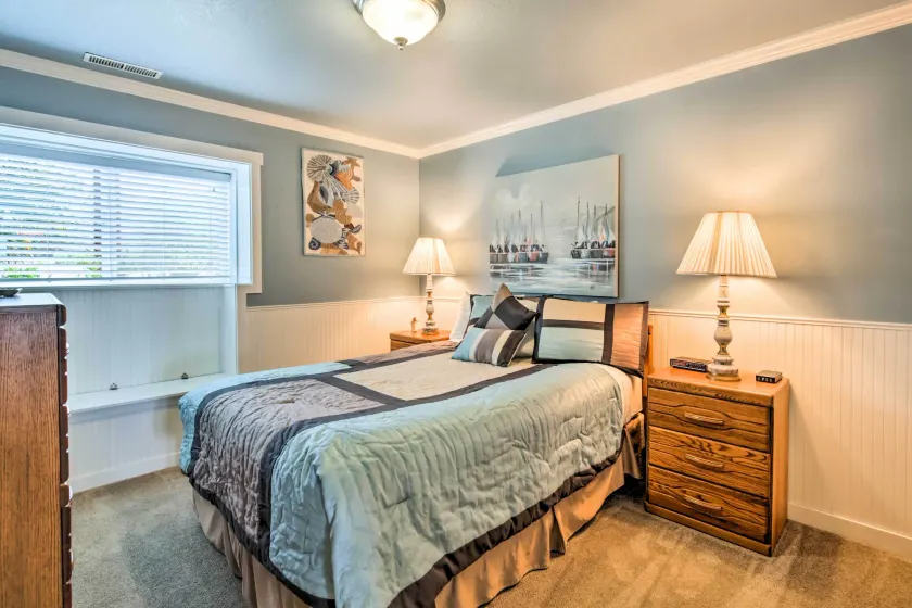Beachfront Condo w/ Patio & Views - Walk to Shore! - Innenbereich