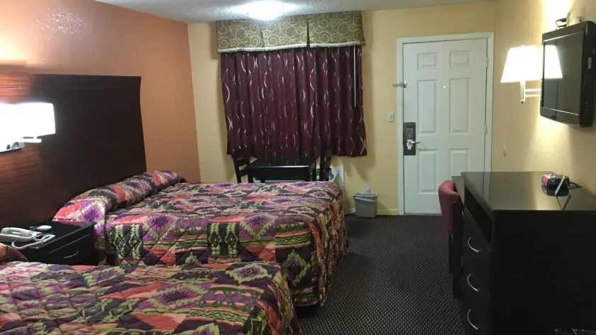 Redwood Inn - White Hall - Image 1