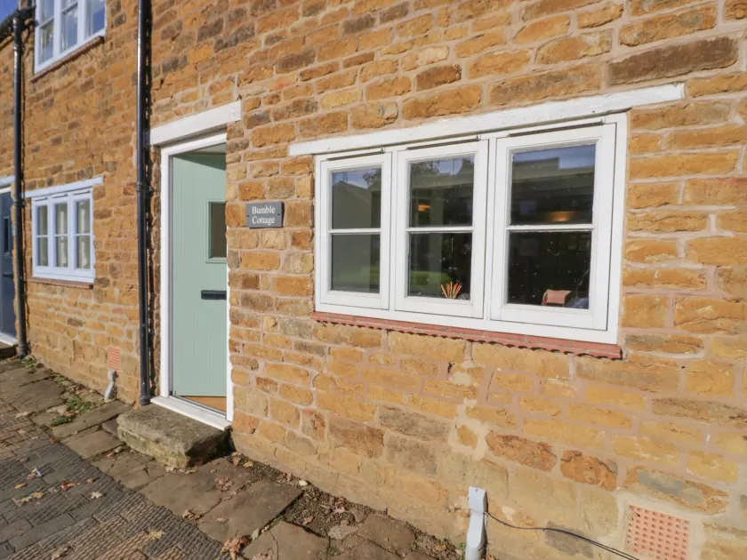 Bumble Cottage - Image 1