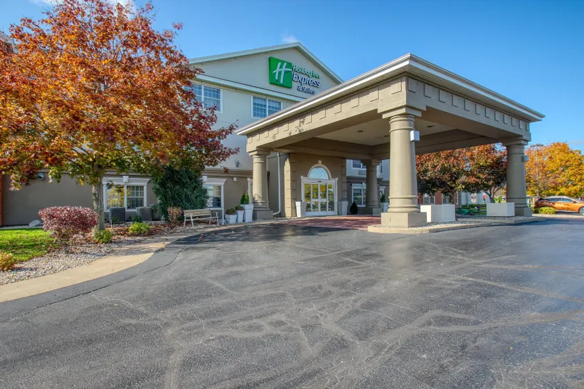 Holiday Inn Express Hotel & Suites Oshkosh - State Route 41 by IHG - Image 1